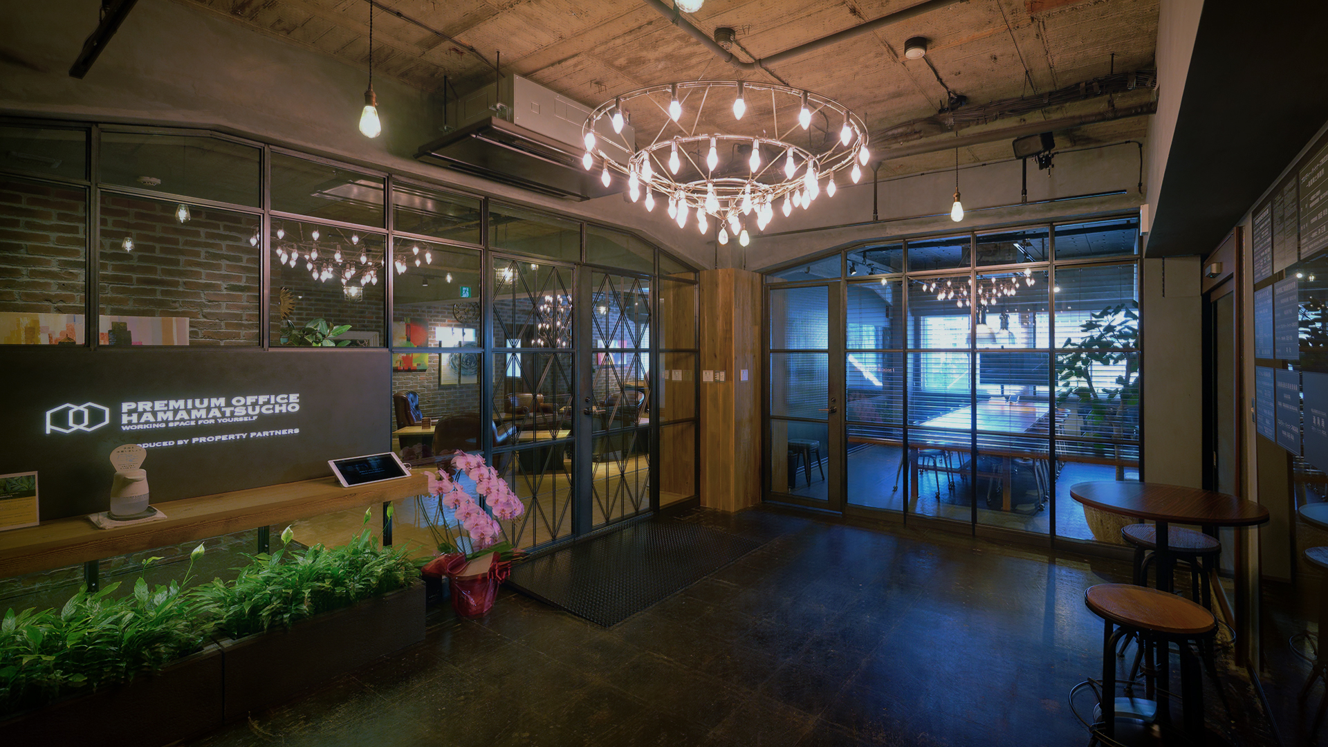木とレンガ、シャンデリアを組み合わせたPREMIUM OFFICE浜松町の空間